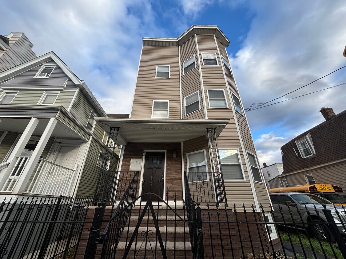 Foto principal - 42 Maple Ave
