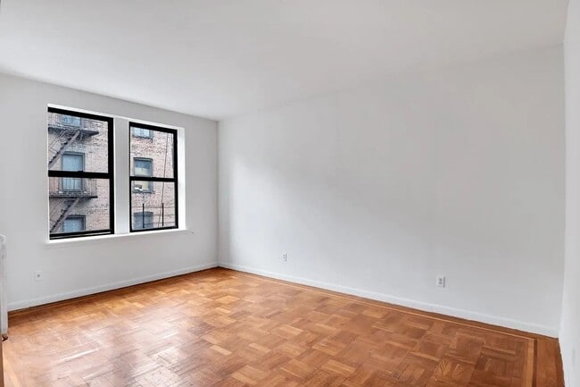 Building Photo - 225 E 202nd St