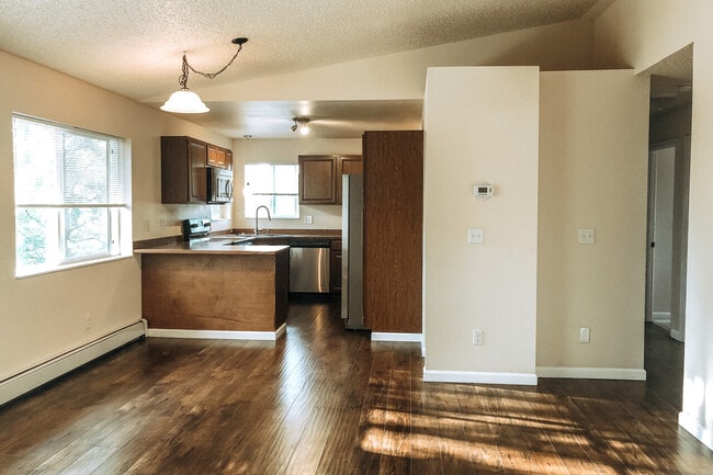 Building Photo - 928 E 10th Ave