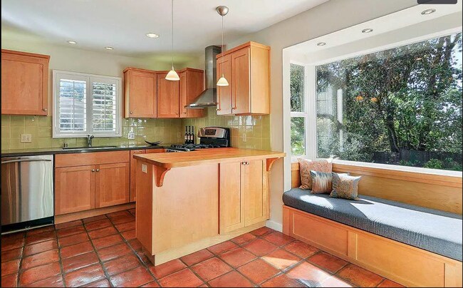 kitchen - 1076 Euclid Ave