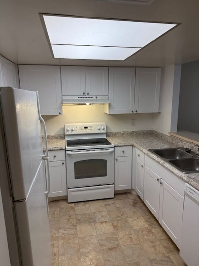 Building Photo - 2877 Regency Dr
