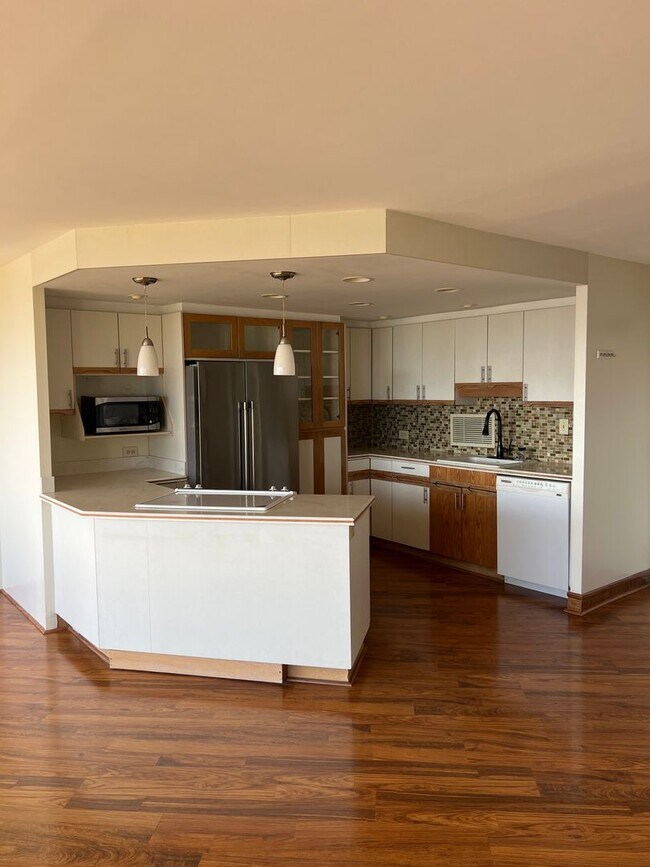 Photo - SPACIOUS 1 Bed 1.5 Bath 1 Parking w/ Amazi... Apartment