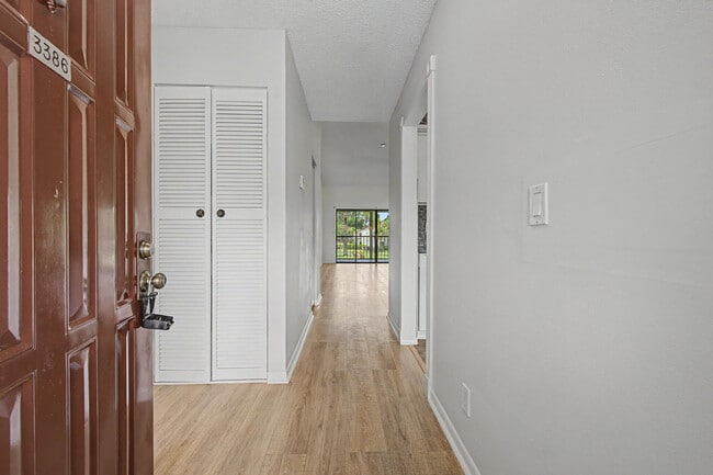 Building Photo - 3386 Lucerne Park Dr