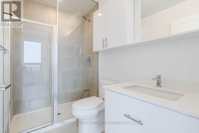 Building Photo - 5105-5105 Hurontario St
