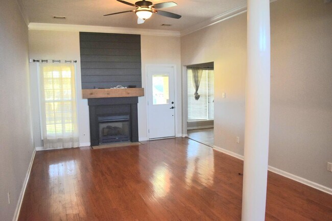 Foto del edificio - 1889 Long Creek Falls