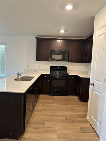 Foto del edificio - 5705 Manarchos Ln