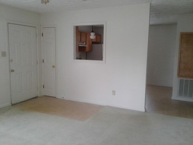 Building Photo - 2 Bedroom 1 Bath Upstairs Unit "Call us about our Move in Special"