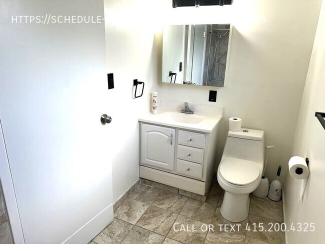 Building Photo - **2 Weeks free move in promo**Charming Thr...