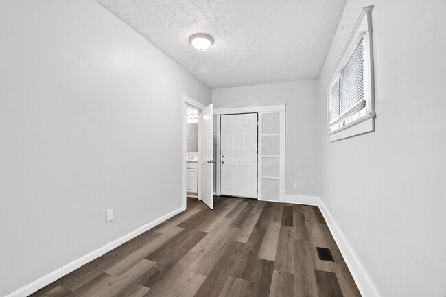 Foto del edificio - 727 Sutcliffe Ave