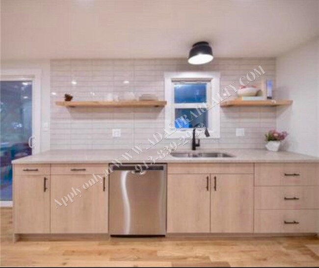 Foto del edificio - Beautiful Ranch Home in Mission Near Everything-Coming SOON!!