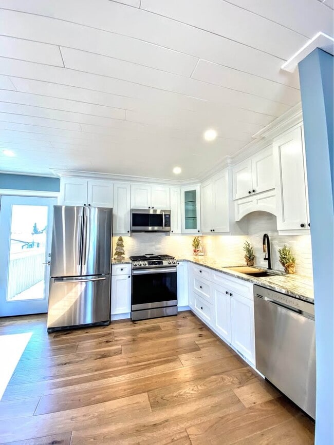 Building Photo - 4582 Elysee Crescent