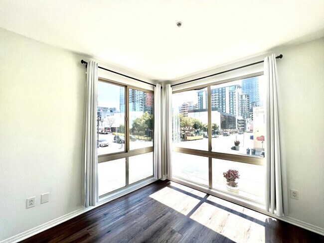 Building Photo - Beautiful 3B/2BA Condo in Little Italy w/ ...