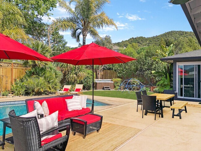Foto del edificio - 10 Month FURNISHED Lease: Bring Indoor/Outdoor Living HOME with this 3bd+/2.5ba plus Pool & Hot Tub
