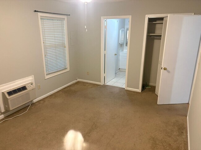 Foto del edificio - One Bedroom Condo for Rent – Mallard Creek...