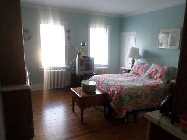 Building Photo - 324 N Division St