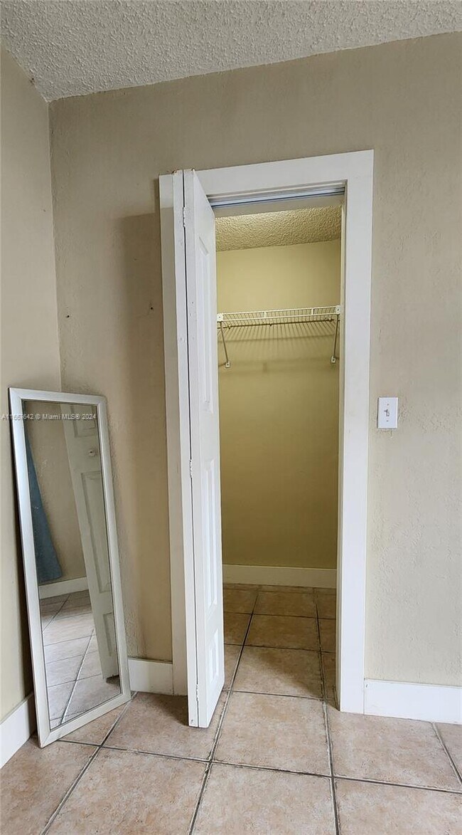 Foto del edificio - 880 E 26th St