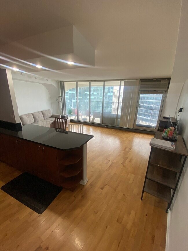 Foto del edificio - 300 N State St