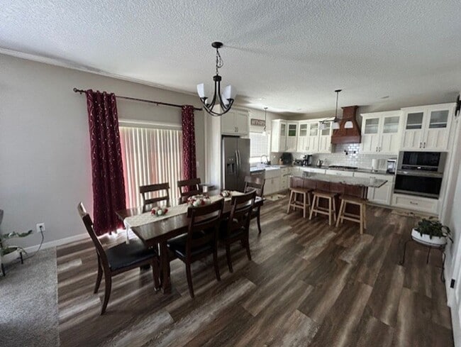 Building Photo - 5 bedroom, 4bath home in Ham Lake with lar...