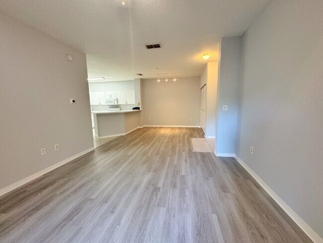 Foto del edificio - Updated 2BR/1BA Florida Club Condo! Available Soon!