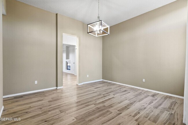 Foto del edificio - 6401 Franklin Ridge Dr