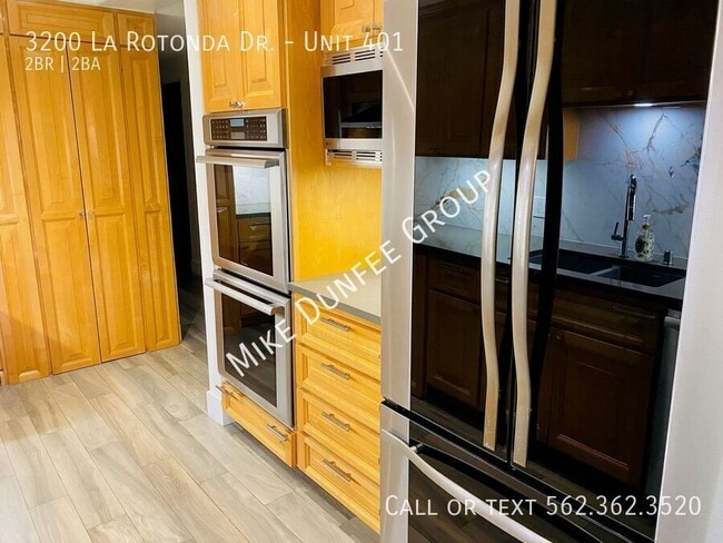 Building Photo - 3200 La Rotonda Dr