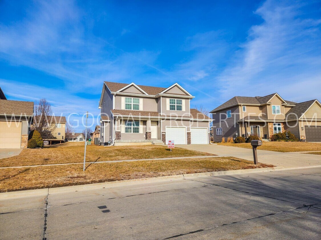 Primary Photo - 4 bedroom home a block east of Centennial ...