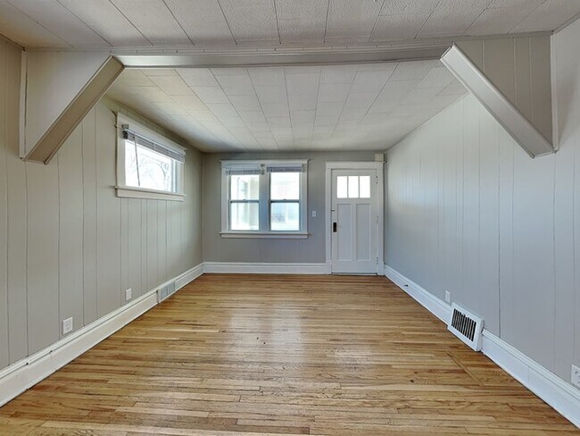 Building Photo - COMING SOON!! Charming 3 Bedroom, 2 Bathro...