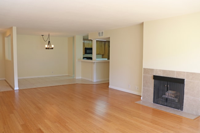 Building Photo - 2639 Pirineos Way