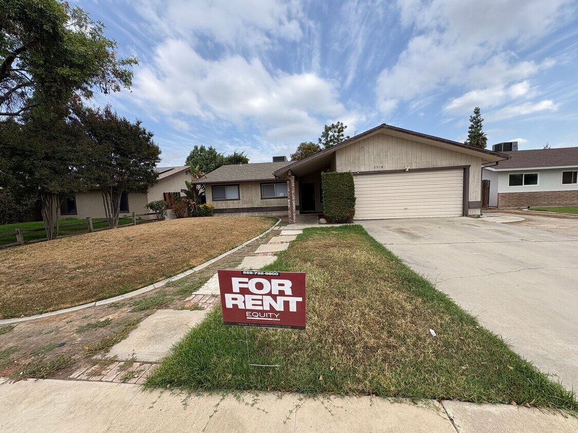 Foto principal - SW Visalia Home Available Now!