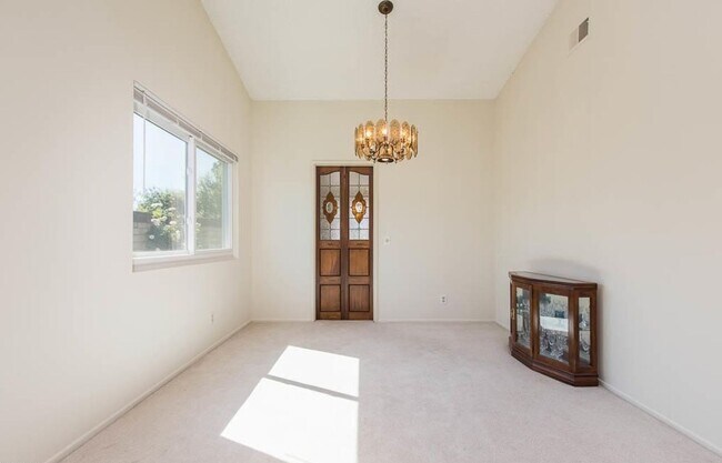 Building Photo - Charmimg single story thousand Oaks home