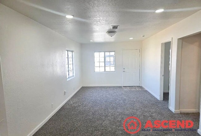 Foto del edificio - 3 Bedroom | 1 Bathroom Apartment — Delano