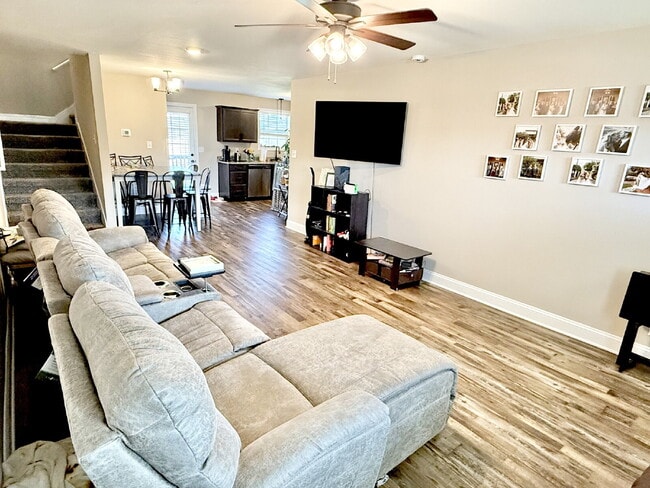 Building Photo - For Rent: Modern 3 Bed, 2.5 Bath Home on S...