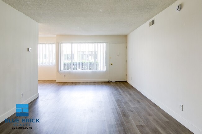 Foto del edificio - 17834 Burbank Blvd