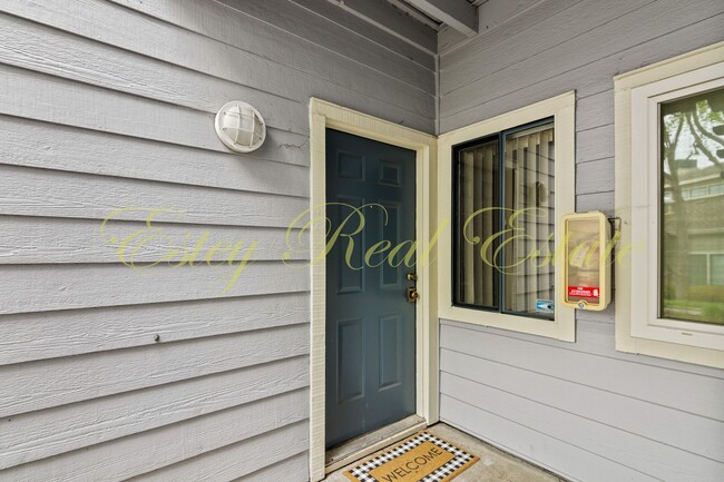Foto del edificio - Glen Cove Condo with Amazing Water Views!
