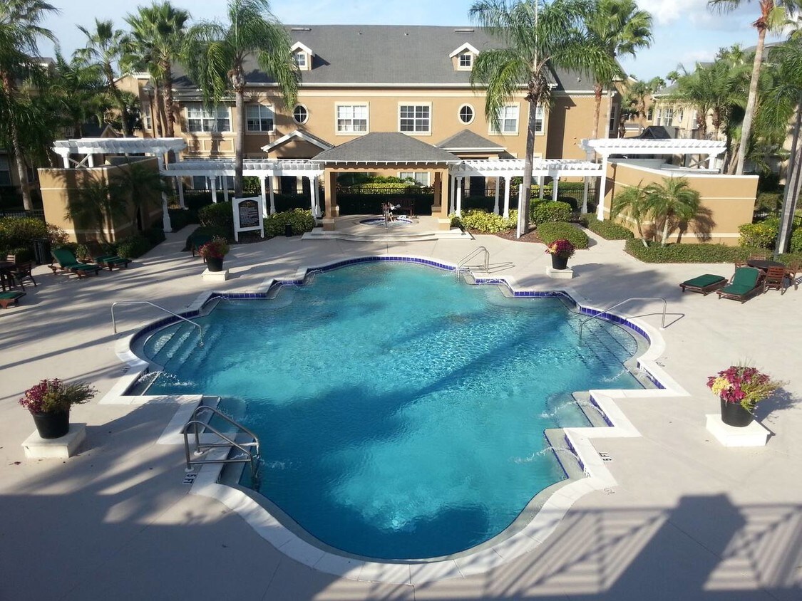 Una de las diversas piscinas con jacuzzi - 5131 City St