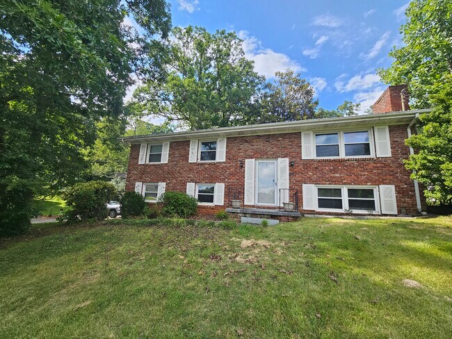 Foto del edificio - 1725 S Forest Dr