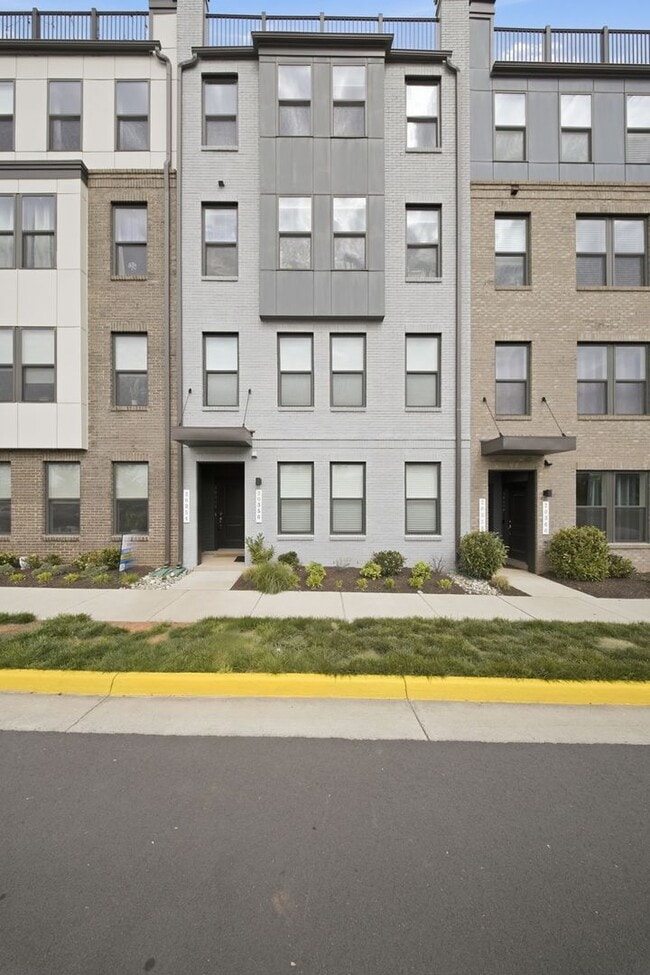 Foto del edificio - Perfectly positioned near the vibrant shopping and dining destination of One Loudoun, this reside...