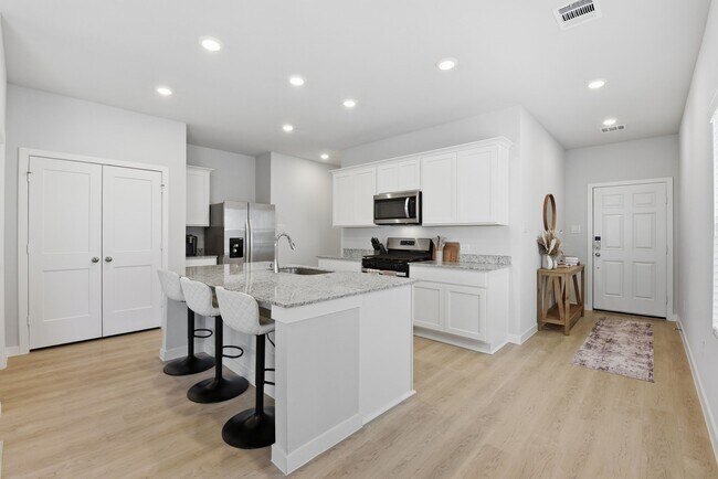 Building Photo - 16215 Globetrotter Ct