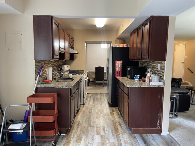 Foto del edificio - 11226 Cherry Hill Rd