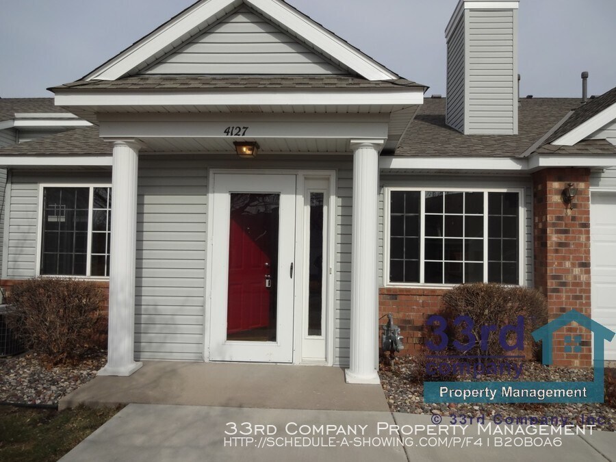 Foto principal - Classic townhome with great floor plan!