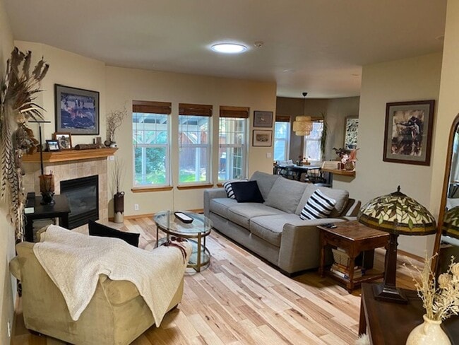 Building Photo - Beautiful Home in NE Bend