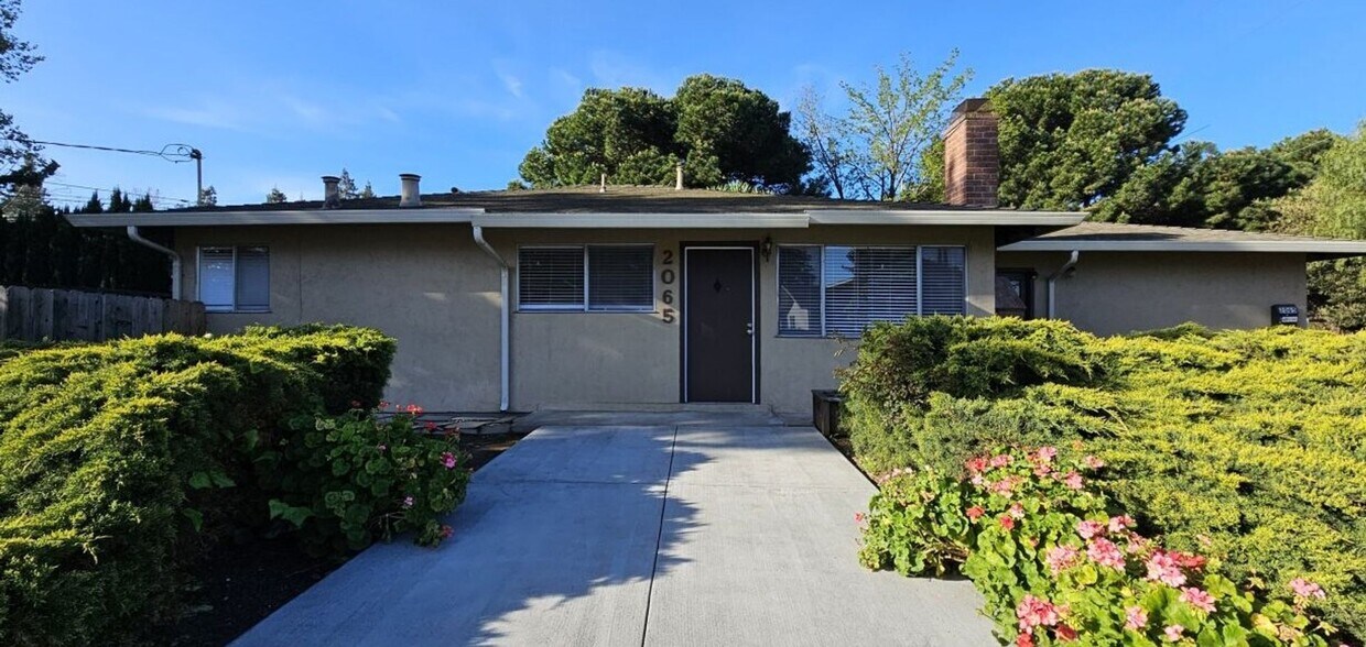 Primary Photo - Stunning 3-Bedroom Home in Prime Mountain ...