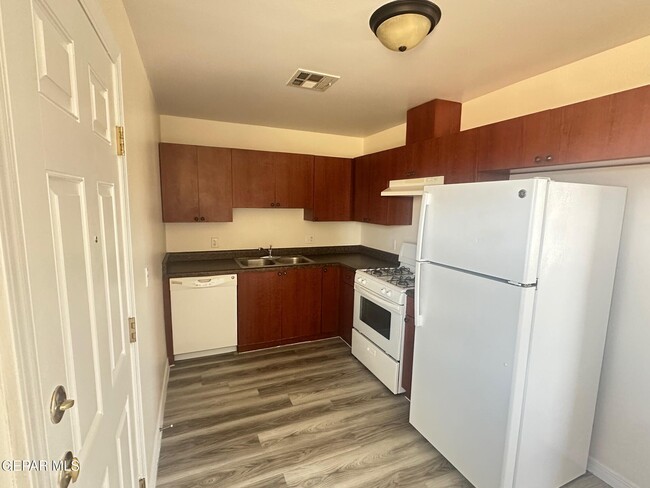 Foto del edificio - 5208 Blue Ridge Dr