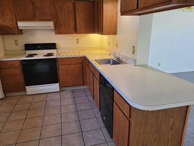 Kitchen - 3246 Niagara Sq