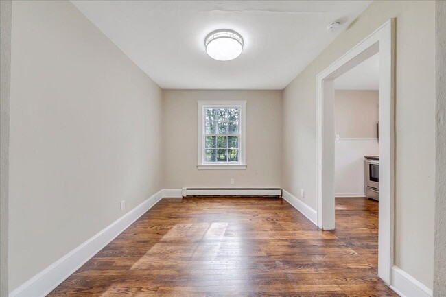 Foto del edificio - 2 bedroom 1 bath with hardwood floors.