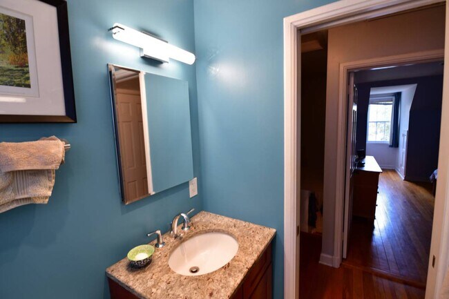 Upstairs Bath - 4520 34th St S