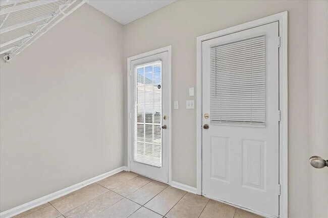 Building Photo - Available Now! 3 Bedroom 2 Bathroom Home i...