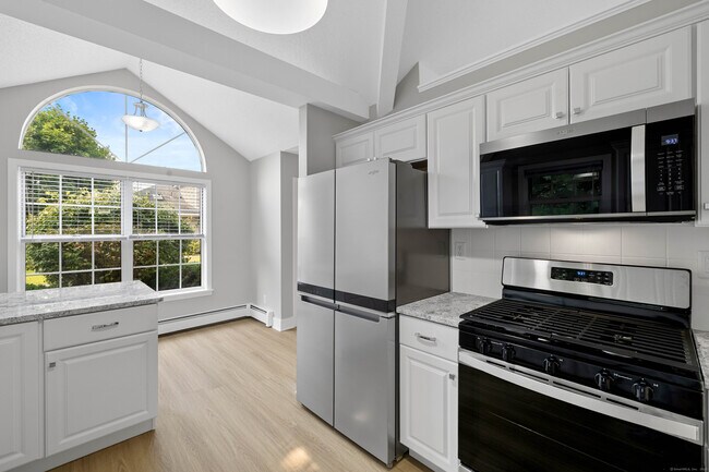 Foto del edificio - 96 Jones Hill Rd