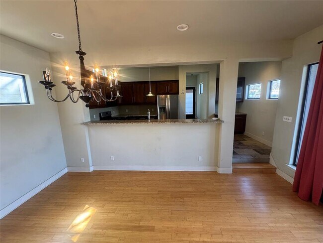 Foto del edificio - 1814 Maple Ave