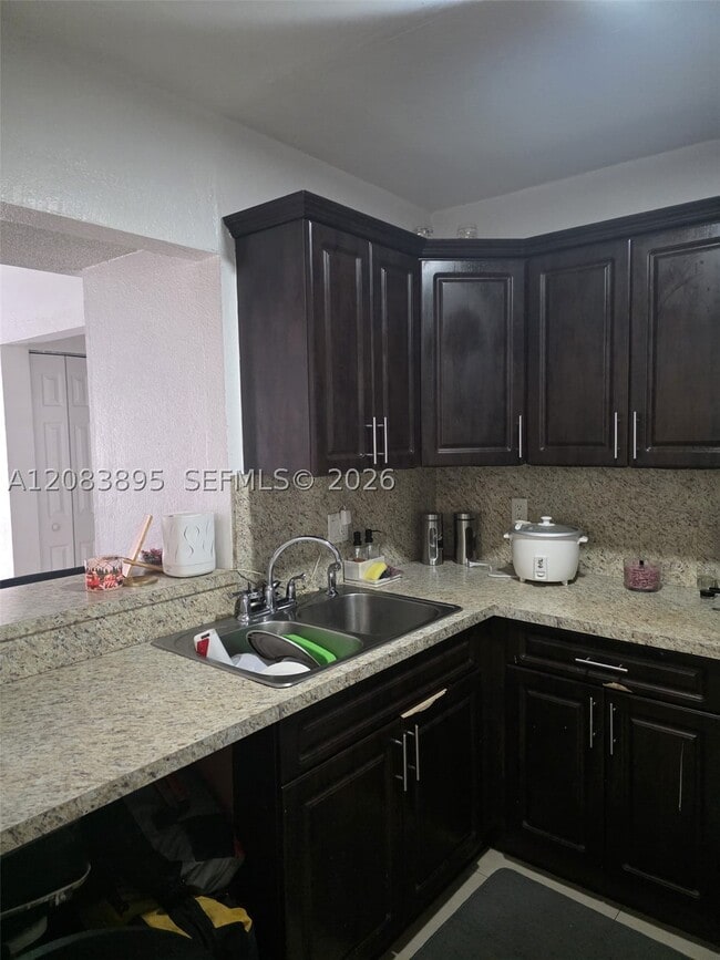 Building Photo - 1035 W 77th St